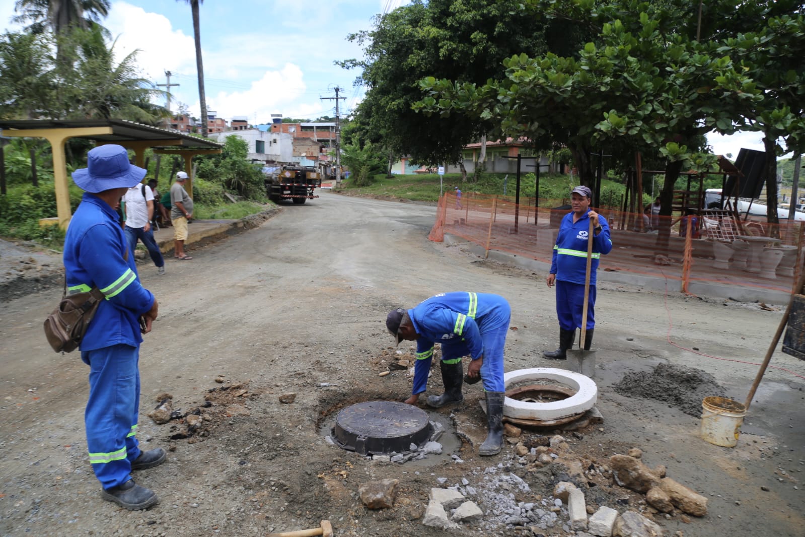 EMASA realiza a troca das tampas de PVs no Fonseca que está sendo urbanizado com obras do PAI