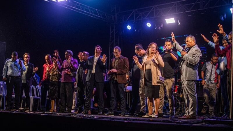 URUÇUCA: SERRA PARA CRISTO PROMOVEU UMA NOITE DE LOUVOR, ADORAÇÃO E MUITA MÚSICA