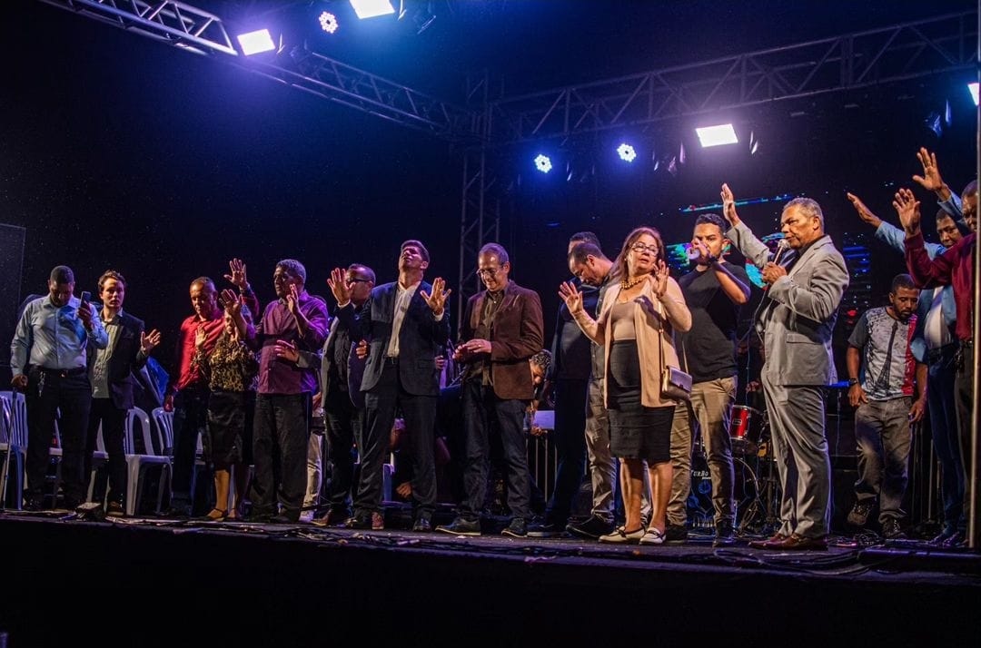 URUÇUCA: SERRA PARA CRISTO PROMOVEU UMA NOITE DE LOUVOR, ADORAÇÃO E MUITA MÚSICA