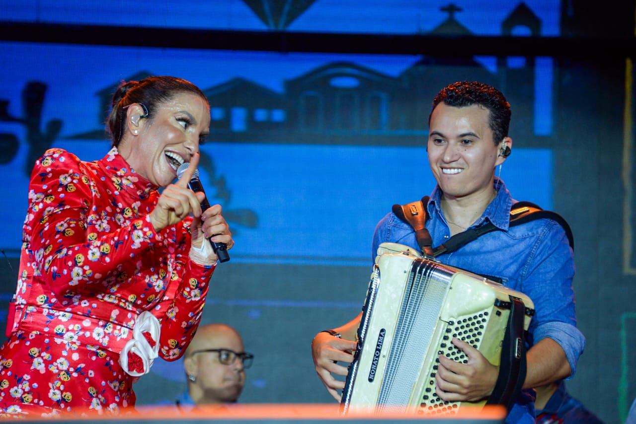 Ivete Sangalo, Targino Gondim e Léo Santana animam segunda noite do Ita Pedro 2024, atraindo mais de 100 mil pessoas