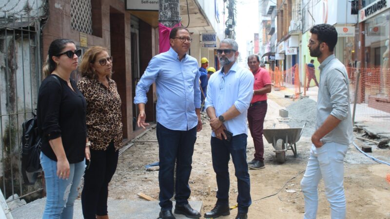 Prefeito Augusto Castro visita obras da Rua Paulino Vieira e diz que via será um ponto de convergência na cidade