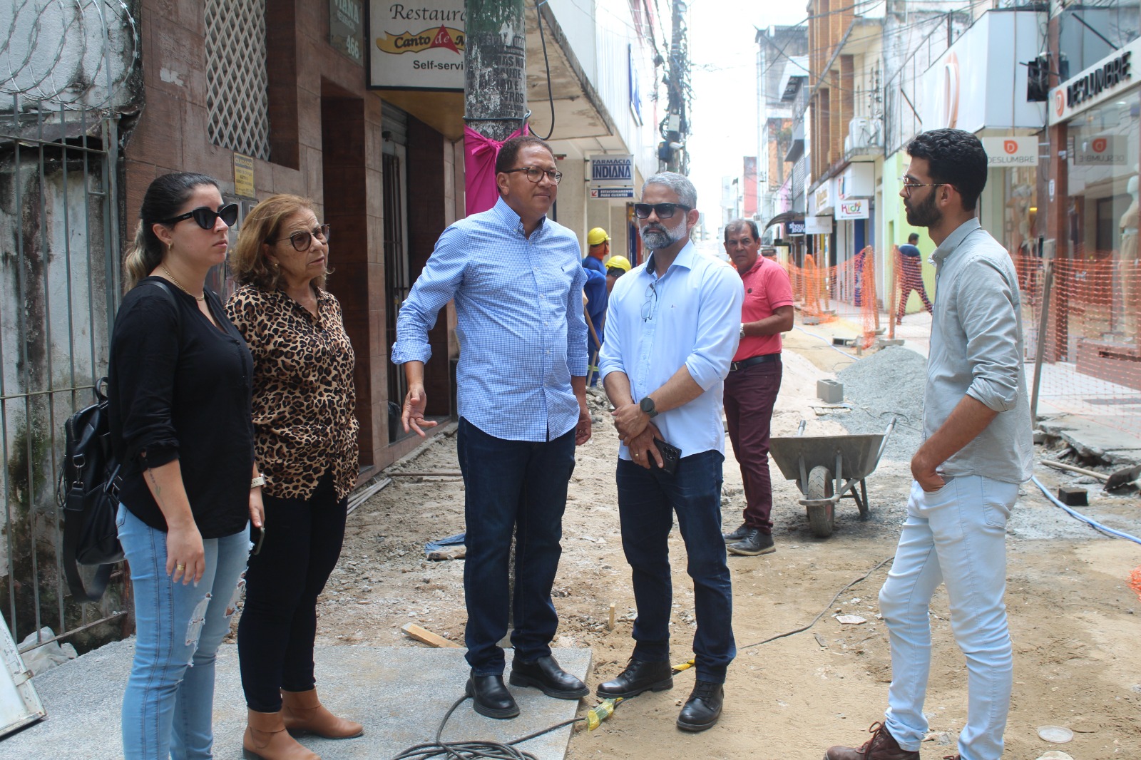 Prefeito Augusto Castro visita obras da Rua Paulino Vieira e diz que via será um ponto de convergência na cidade