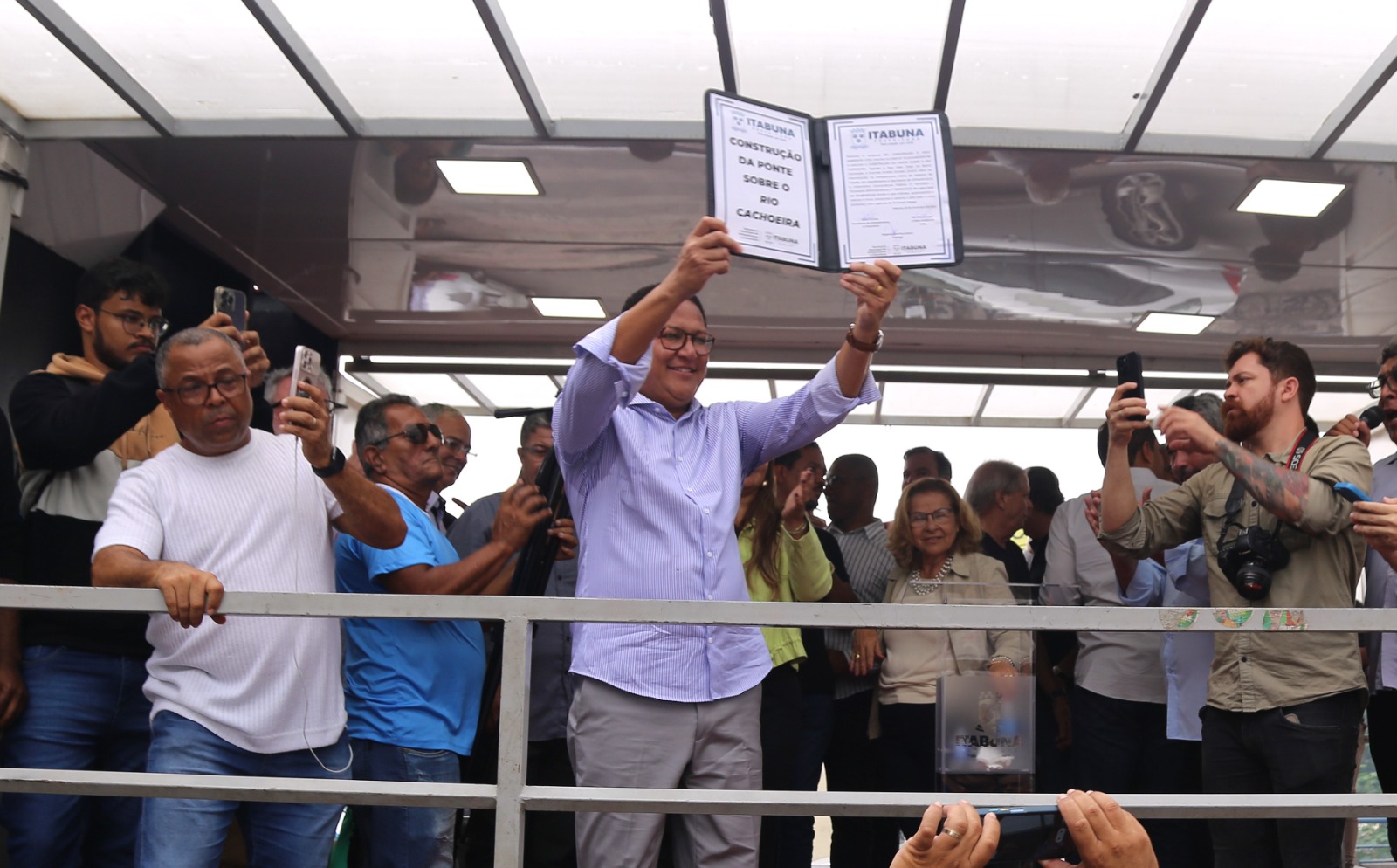 Prefeito Augusto Castro destaca a necessidade de melhorar mobilidade ao assinar ordem de serviço da nova pontes sobre o Rio Cachoeira