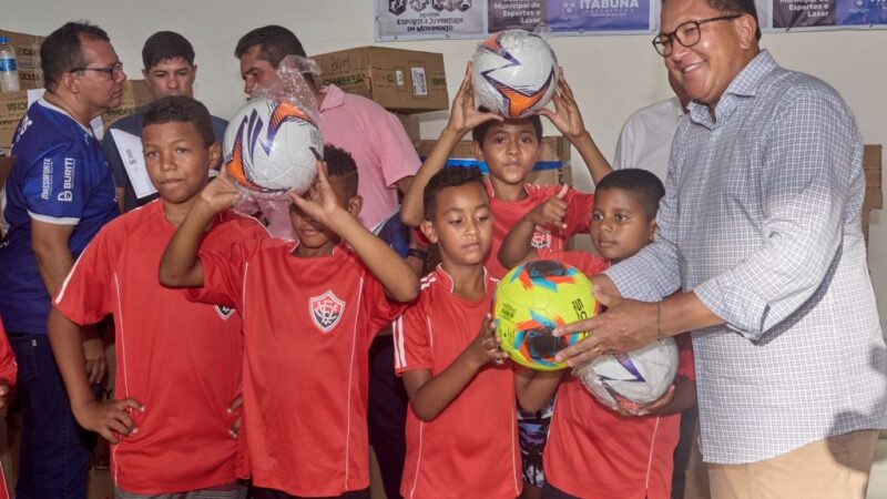 Prefeito Augusto Castro fala de fé, entusiasmo e esperança no futuro do esporte de Itabuna ao entregar materiais esportivos às escolinhas