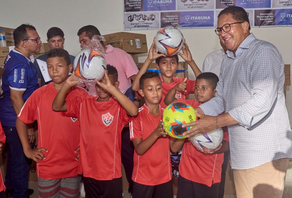Prefeito Augusto Castro fala de fé, entusiasmo e esperança no futuro do esporte de Itabuna ao entregar materiais esportivos às escolinhas