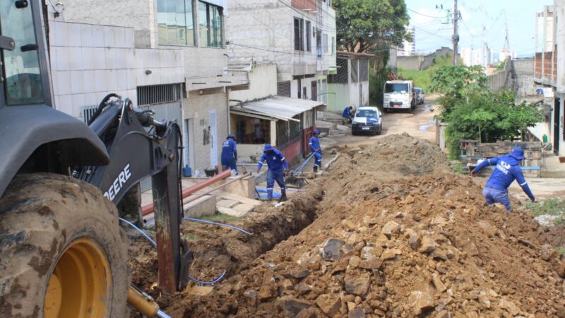 Operários da EMASA encontram ligações clandestinas na rede adutora do Mais Água