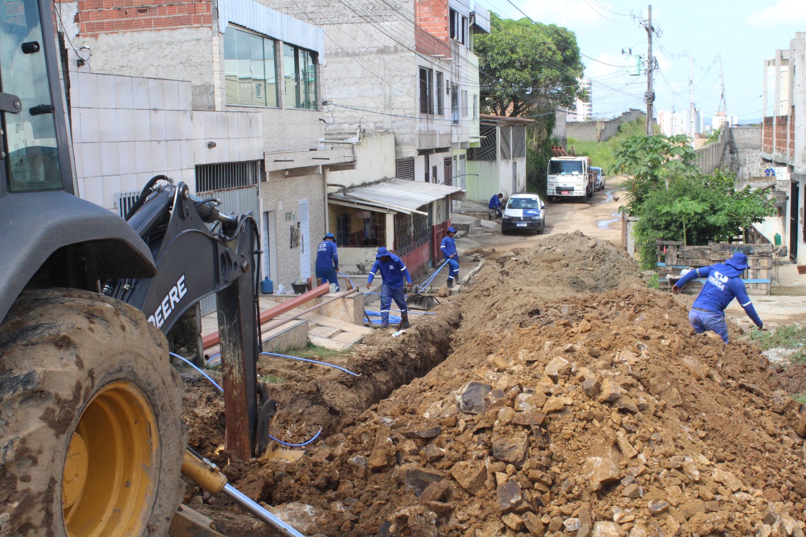 Operários da EMASA encontram ligações clandestinas na rede adutora do Mais Água