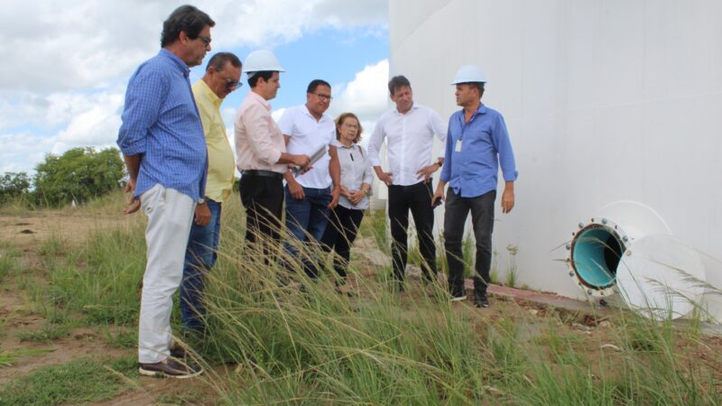 Prefeito Augusto Castro acompanha a testagem de um dos tanques do Mais Água e lamenta vandalismo na nova rede adutora