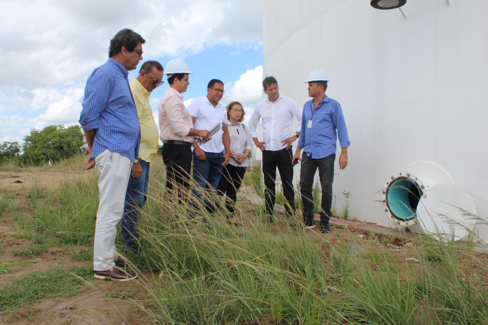 Prefeito Augusto Castro acompanha a testagem de um dos tanques do Mais Água e lamenta vandalismo na nova rede adutora