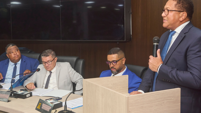Prefeito Augusto Castro anuncia planos e metas para 2025, faz balanço e prega união na sessão inaugural do Legislativo