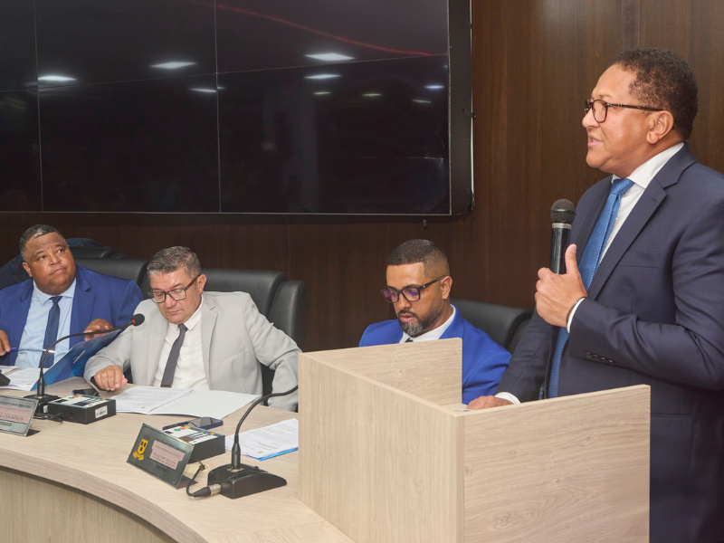 Prefeito Augusto Castro anuncia planos e metas para 2025, faz balanço e prega união na sessão inaugural do Legislativo