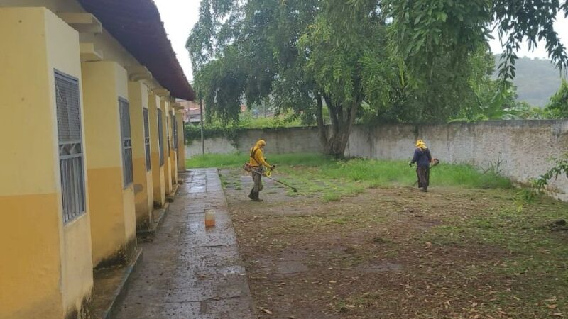 Prefeitura de Ilhéus realiza serviços de limpeza e manutenção em escolas e bairros da cidade