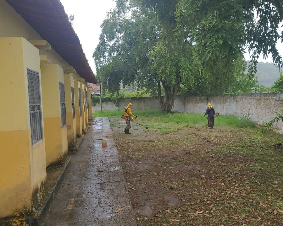 Prefeitura de Ilhéus realiza serviços de limpeza e manutenção em escolas e bairros da cidade