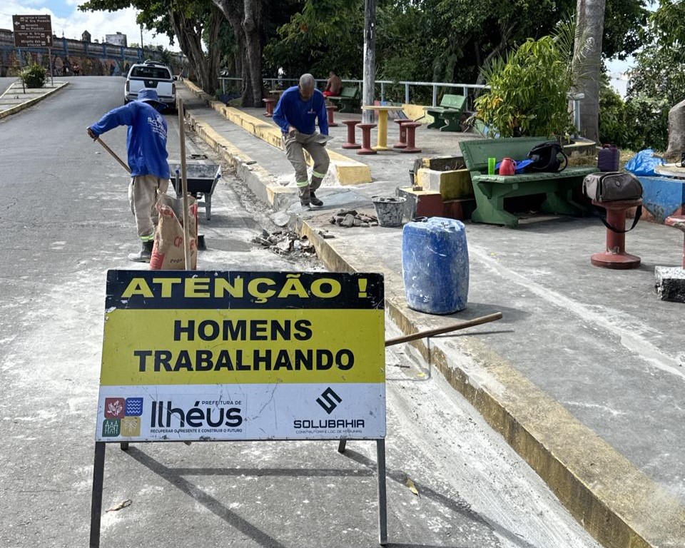 Prefeitura de Ilhéus realiza serviços de roçagem e calçamento em diversos pontos da cidade