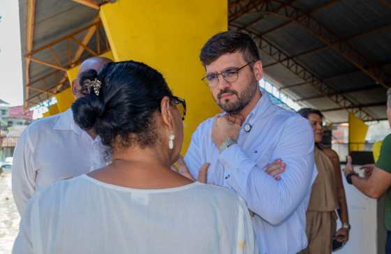 Prefeito de Ilhéus visita quadra da Conquista e avalia melhorias na estrutura