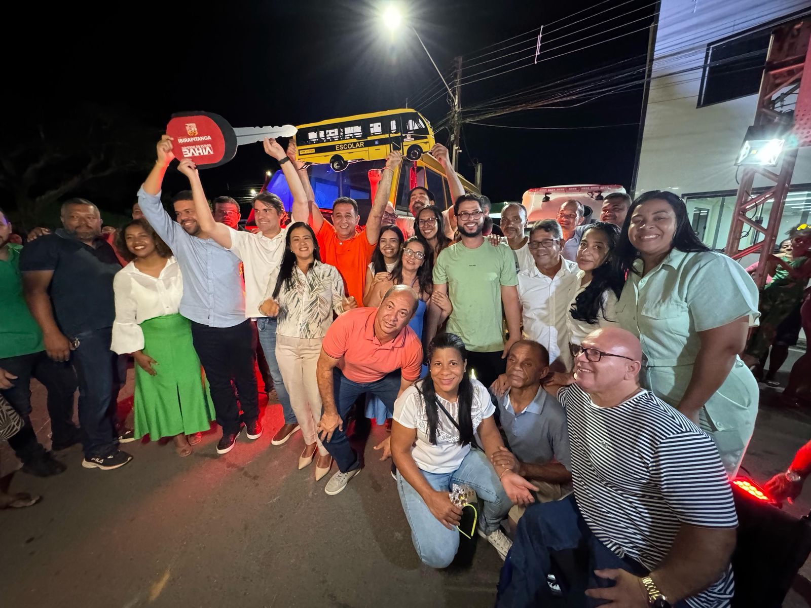 Prefeitura de Ibirapitanga entrega ambulâncias, ônibus escolares e viatura da Polícia Civil à população