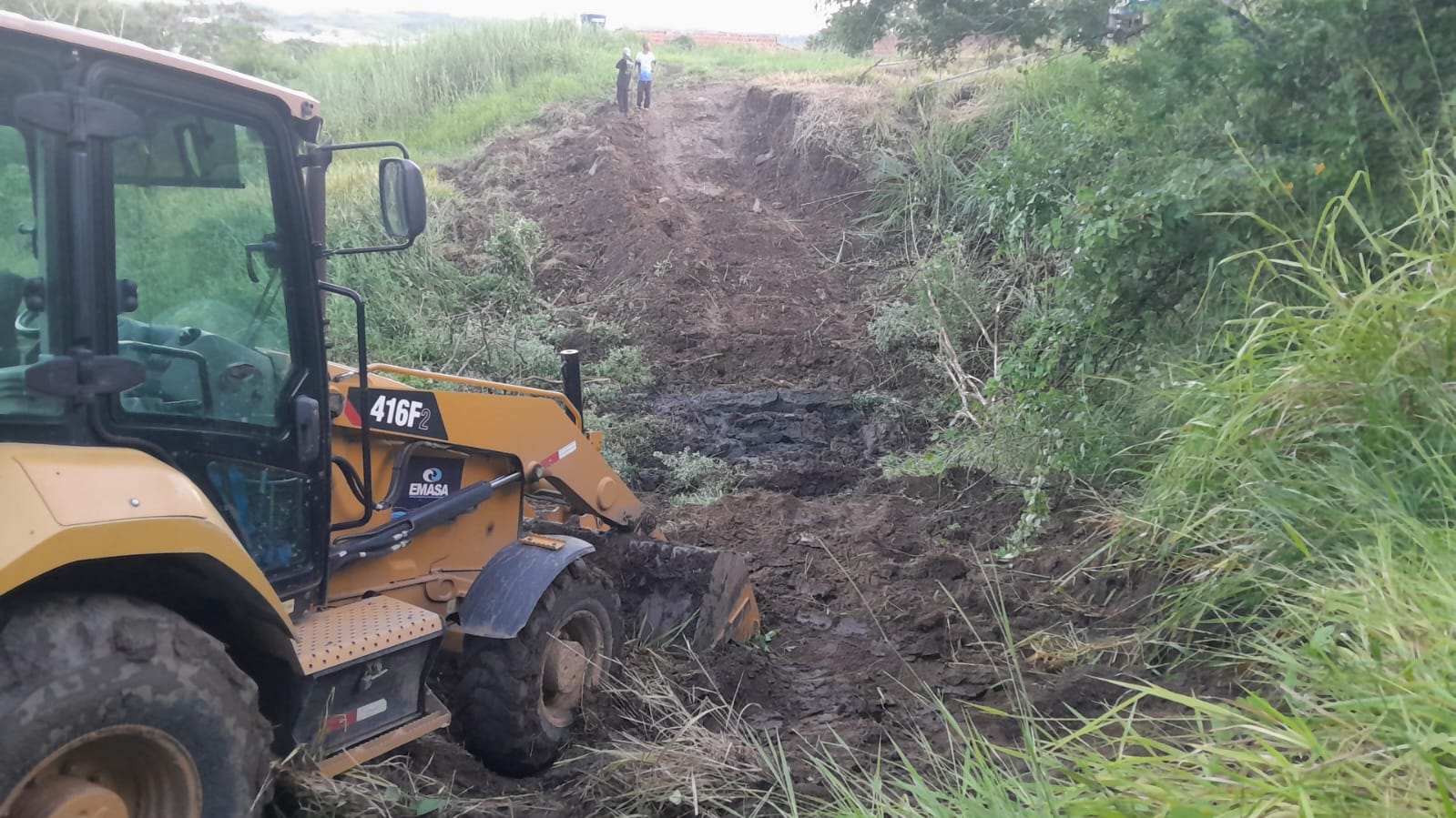 EMASA realiza reparo em rede que quebrou no Novo Lomanto