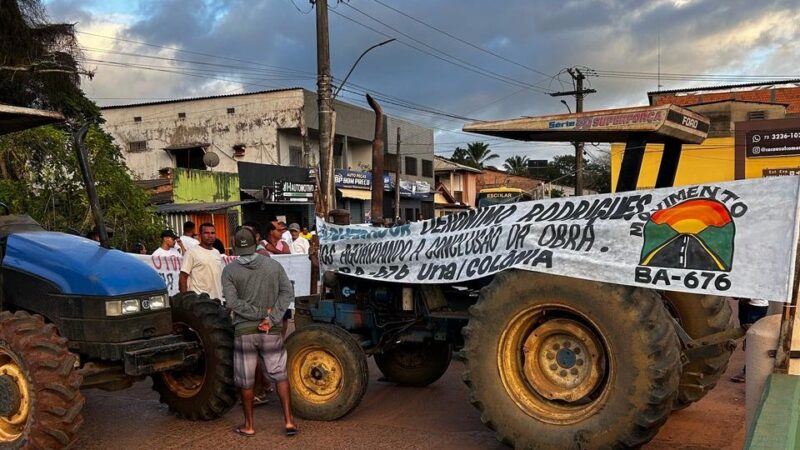 Moradores de Colônia de Una faz protesto para exigir a retomada das obras na BA-676
