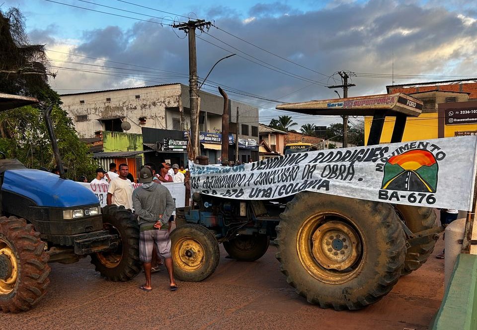 Moradores de Colônia de Una faz protesto para exigir a retomada das obras na BA-676