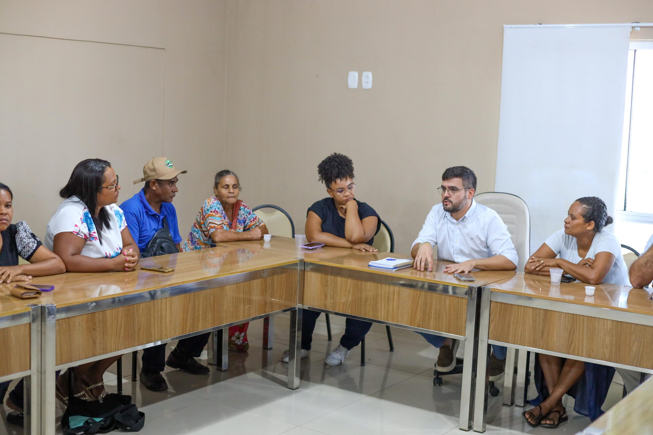 Prefeito de Ilhéus se reúne com manifestantes e propõe comissão para acompanhar transporte público