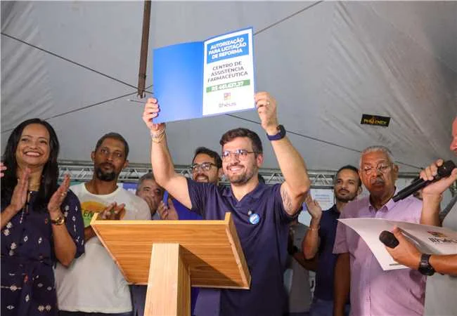 Prefeito Valderico Junior anuncia pacote de obras durante inauguração de praça