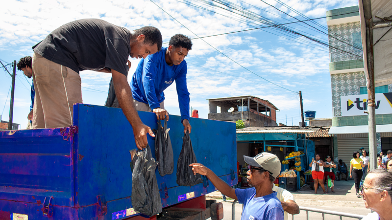 Entrega de peixes beneficia 15 mil famílias em Ilhéus