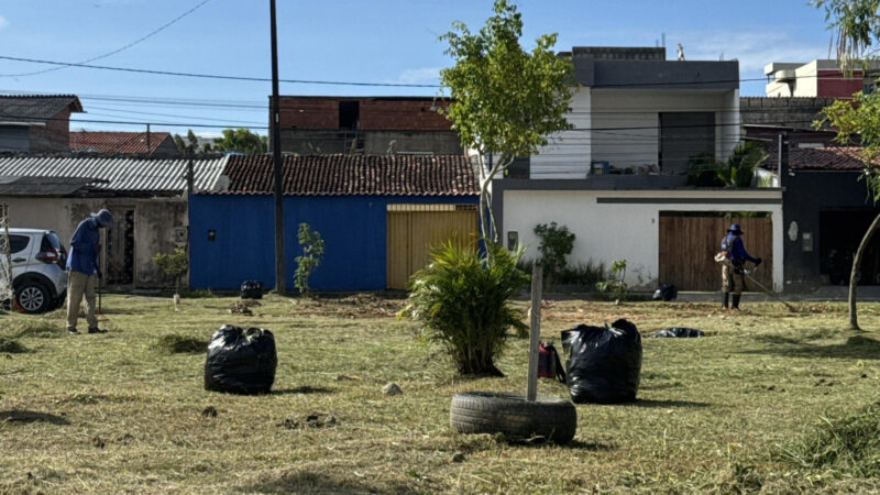 Prefeitura de Ilhéus realiza limpeza e manutenção de praça no bairro Hernane Sá