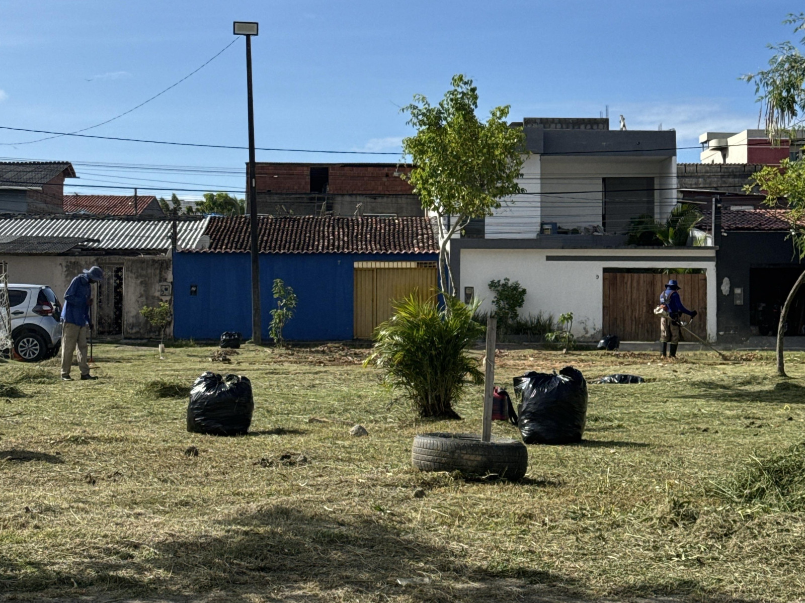 Prefeitura de Ilhéus realiza limpeza e manutenção de praça no bairro Hernane Sá