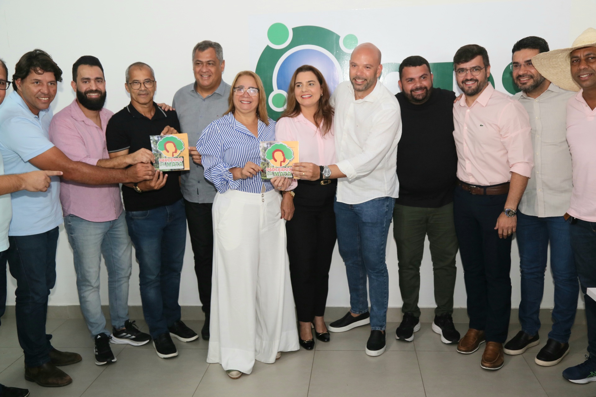 PREFEITA MAGNÓLIA VIABILZA REUNIÃO PARA TRATAR DA PAVIMENTAÇÃO DA ESTRADA URUÇUCA/SERRA GRANDE