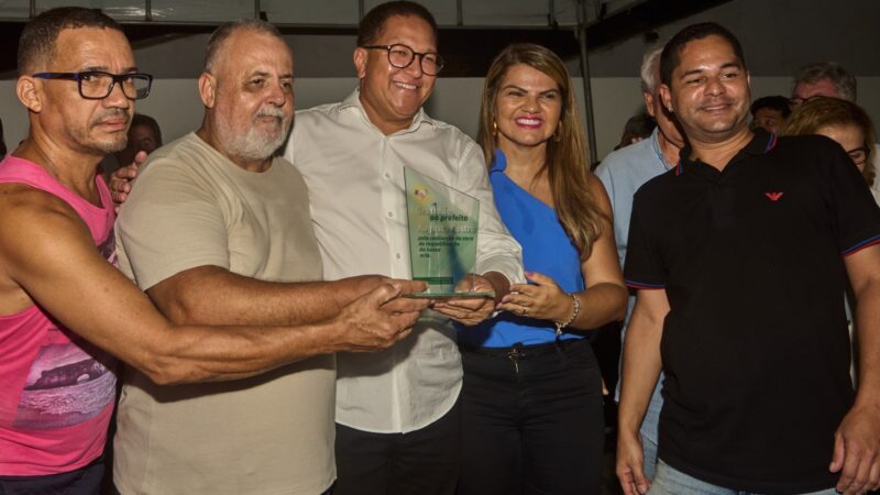 Poesia, falas e discursos marcam entrega da Praça Berilo Guimarães pelo prefeito Augusto Castro