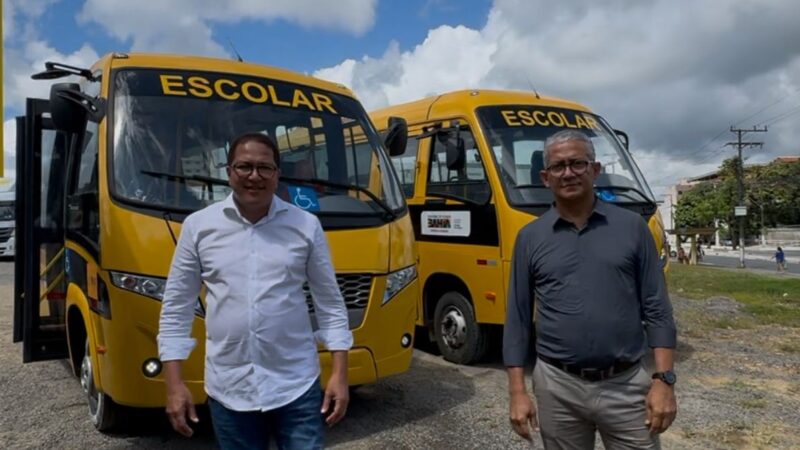 Prefeito Augusto Castro entrega dois novos ônibus adaptados ao transporte dos alunos da rede pública