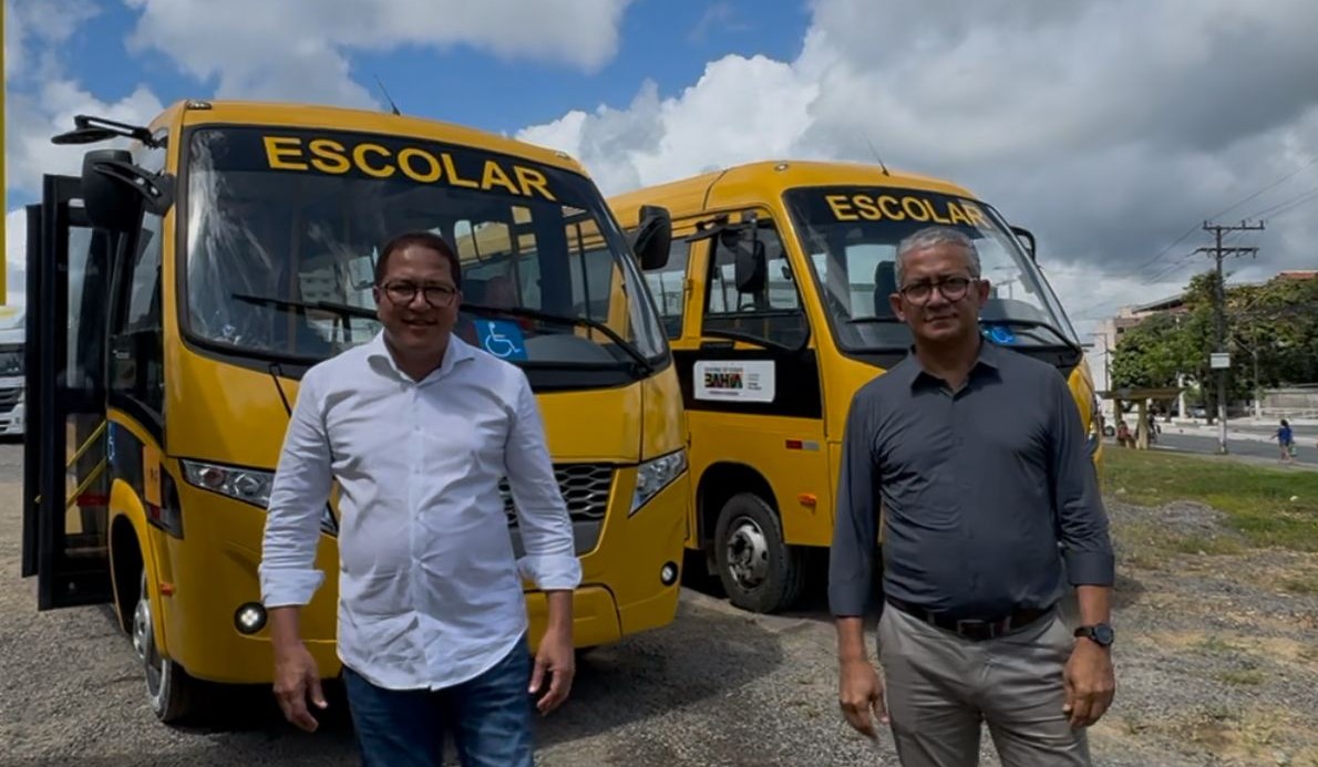 Prefeito Augusto Castro entrega dois novos ônibus adaptados ao transporte dos alunos da rede pública
