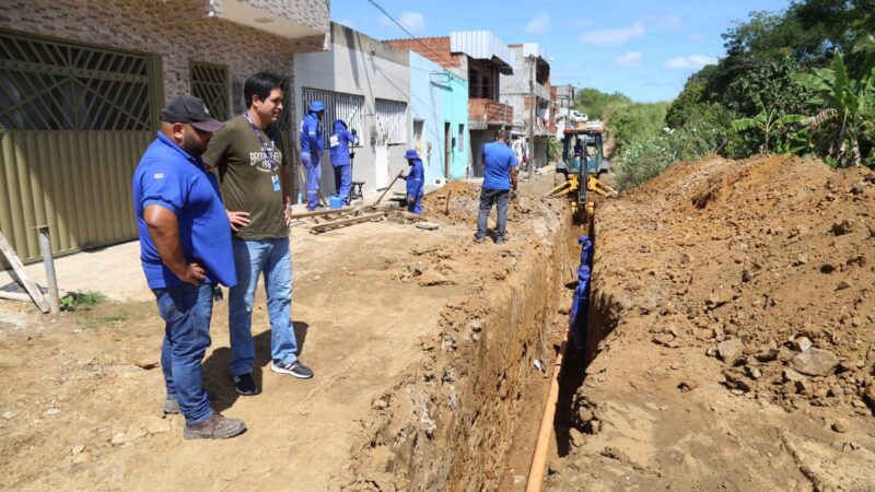 Obras de implantação da rede de esgotamento sanitário da Rua Nossa Senhora das Graças próximas da conclusão.