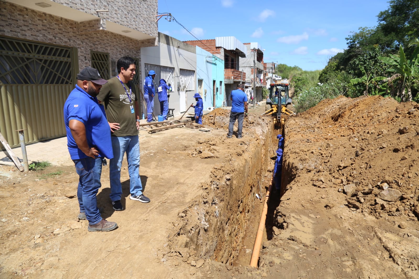Obras de implantação da rede de esgotamento sanitário da Rua Nossa Senhora das Graças próximas da conclusão.
