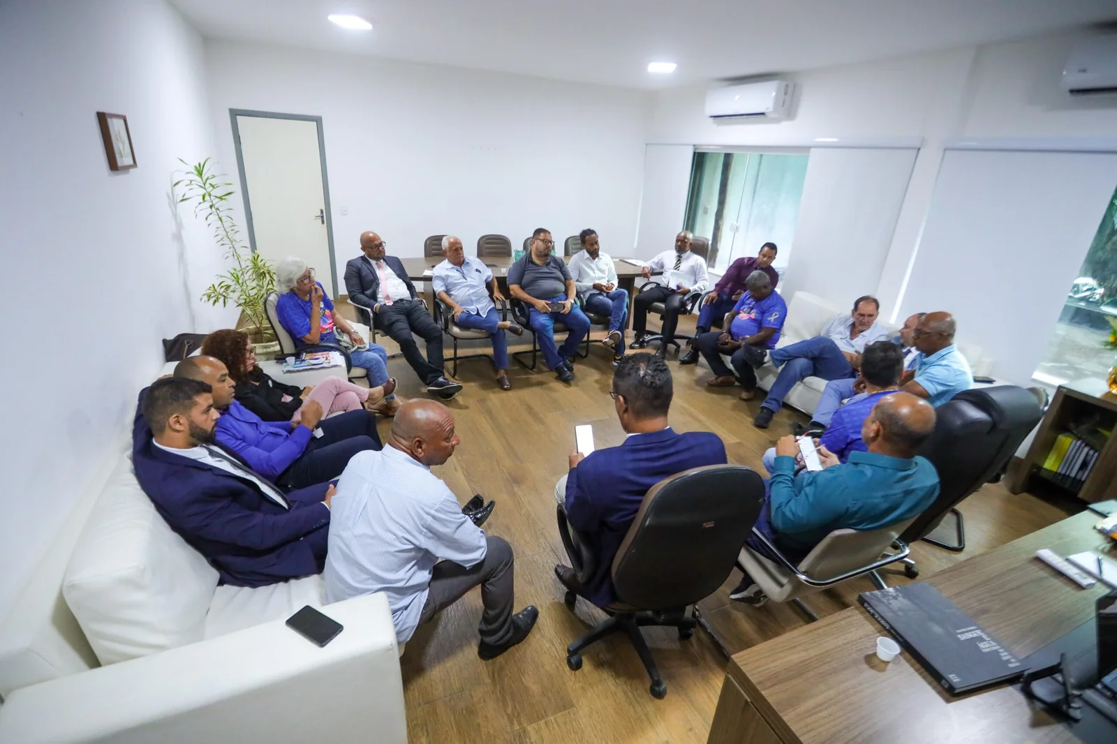 Valderico Junior reforça compromisso com governo participativo em reunião com vereadores