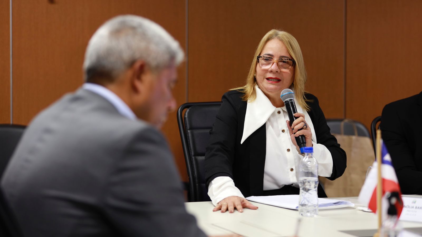 PREFEITA DE URUÇUCA SE REÚNE COM GOVERNADOR PARA GARANTIR INVESTIMENTOS ESTRATÉGICOS PARA O MUNICÍPIO