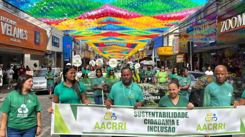 Catadores de materiais recicláveis participam de caminhada no centro de Itabuna para comemorar seu dia