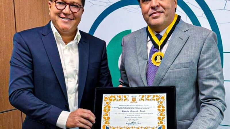 Prefeito Augusto Castro entrega a Comenda Firmino Alves ao Desembargador Roberto Maynard Frank no TJBA