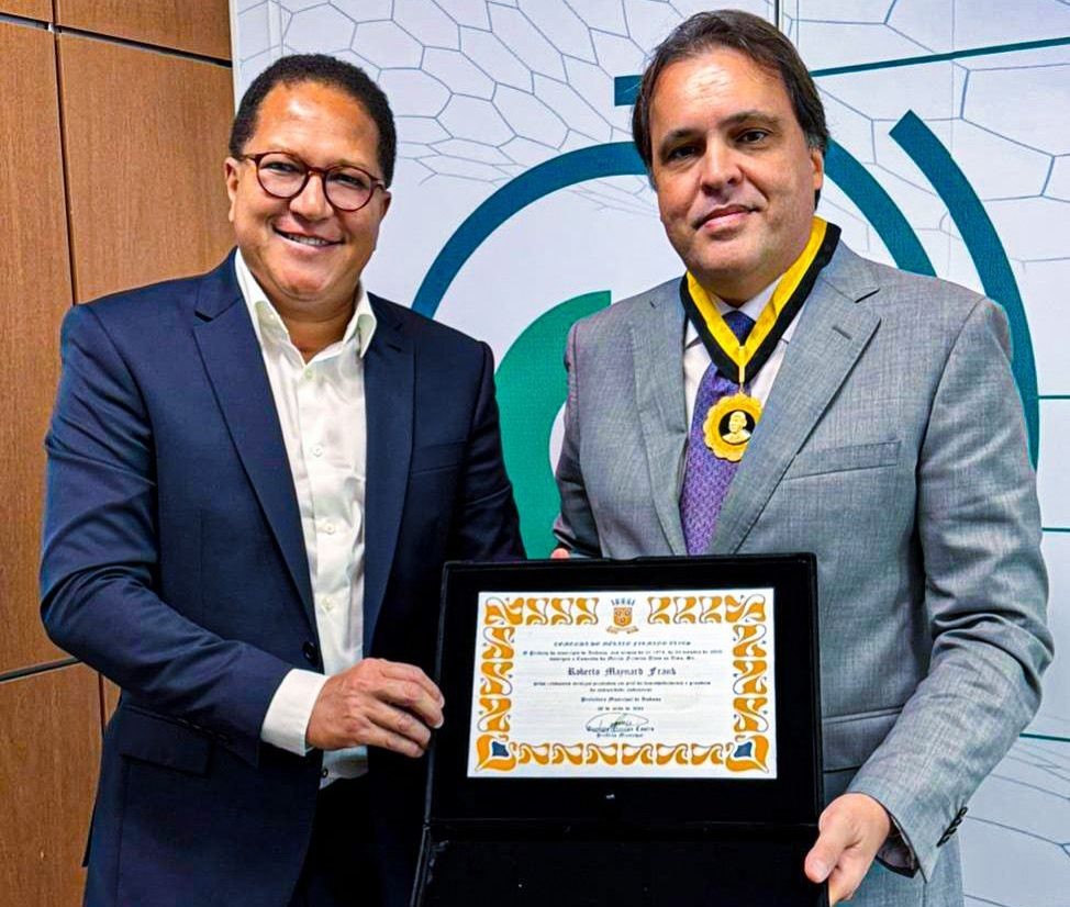 Prefeito Augusto Castro entrega a Comenda Firmino Alves ao Desembargador Roberto Maynard Frank no TJBA