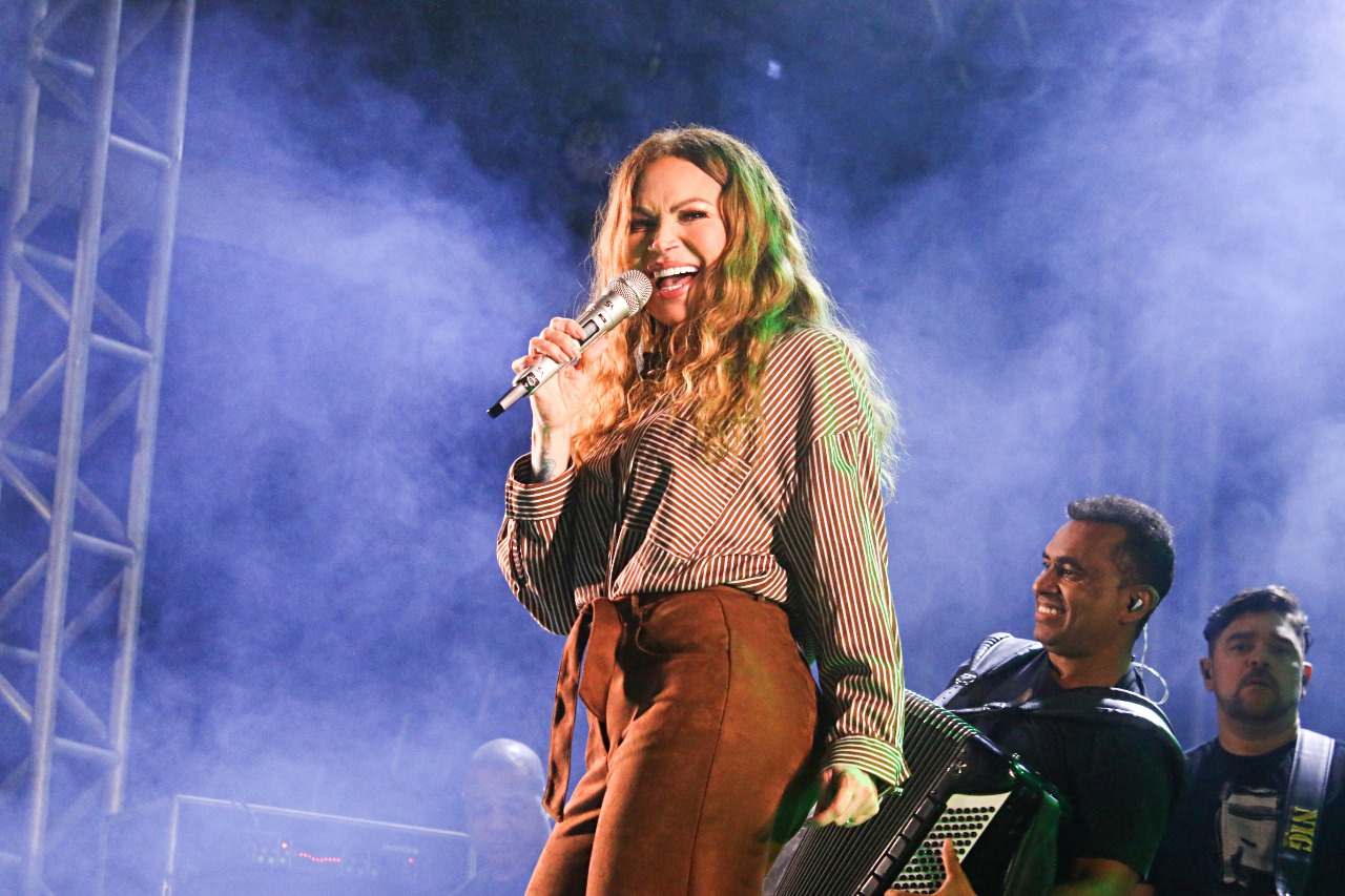 SÃO JOÃO DO POVO EM URUÇUCA COMEÇA COM PRAÇA LOTADA, SHOW DE SOLANGE ALMEIDA E MUITO FORRÓ NA PRIMEIRA NOITE