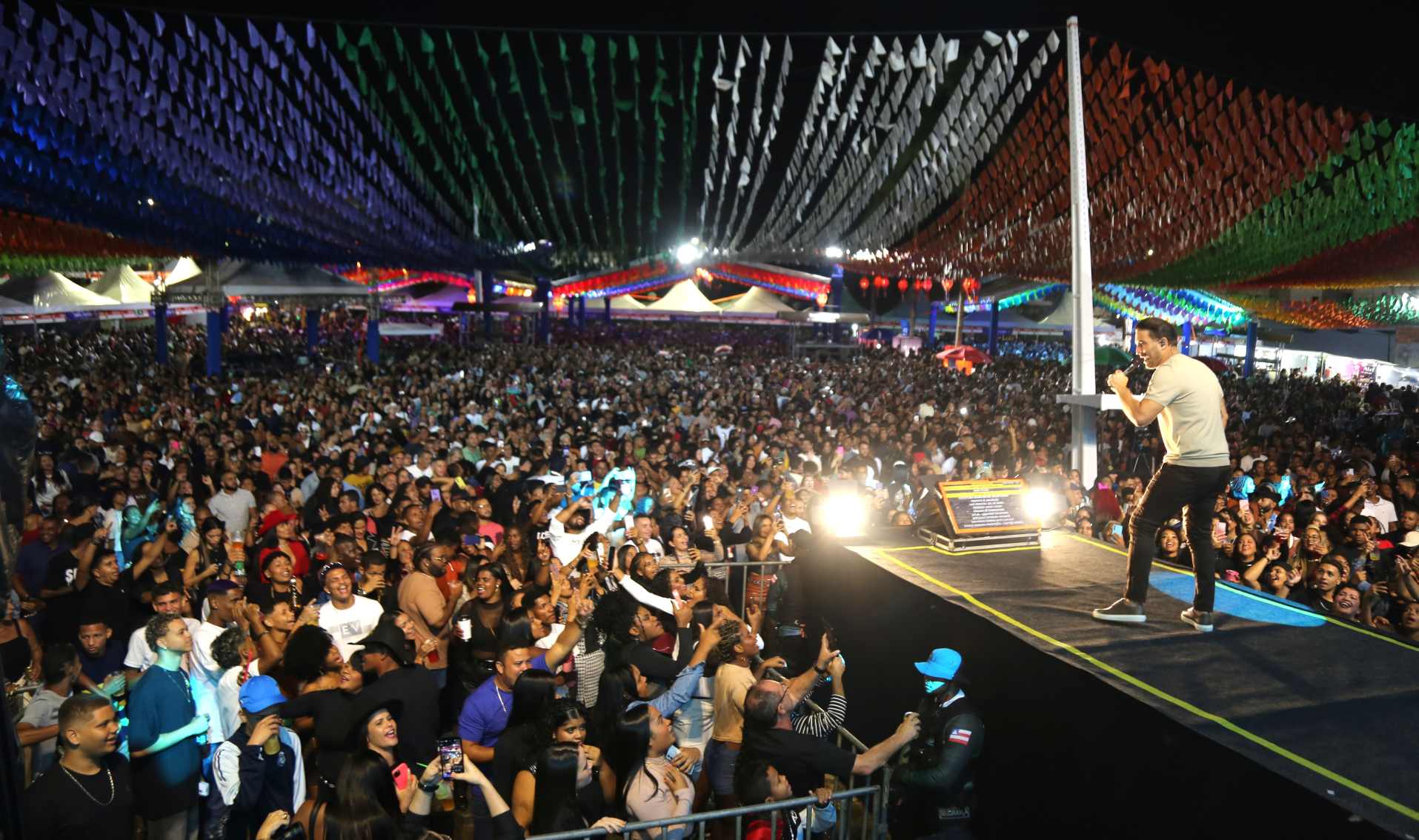 Público lota praça e vibra com grandes shows na abertura do IbiraPedro 2025