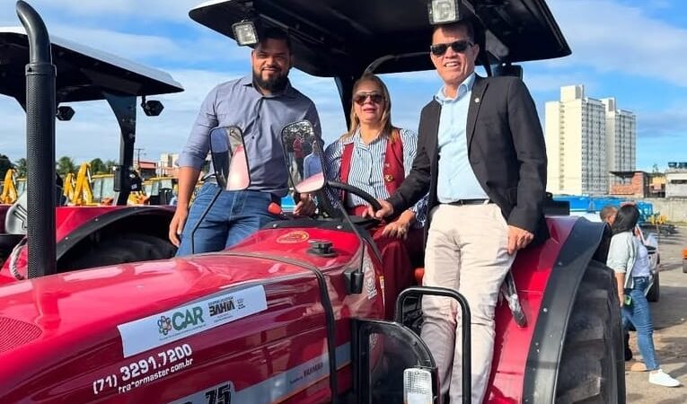 PREFEITA MAGNÓLIA BARRETO CELEBRA TRATOR PARA URUÇUCA ATRAVÉS DO PLANO SAFRA DA AGRICULTURA FAMILIAR 2025