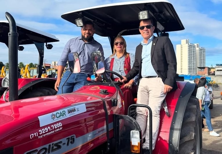 PREFEITA MAGNÓLIA BARRETO CELEBRA TRATOR PARA URUÇUCA ATRAVÉS DO PLANO SAFRA DA AGRICULTURA FAMILIAR 2025