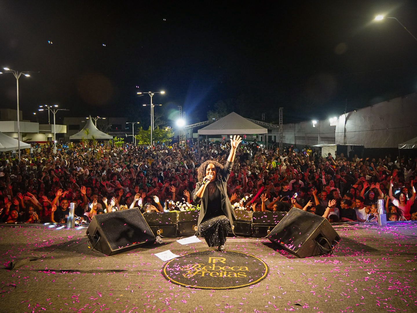 De Ibirapitanga para os palcos: Rebeca Freitas ganha destaque no gospel e amplia agenda de shows