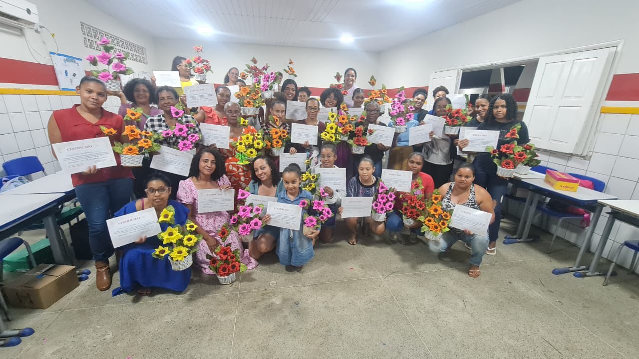 Curso de flores artificiais em E.V.A. certifica 91 alunos em Ibirapitanga