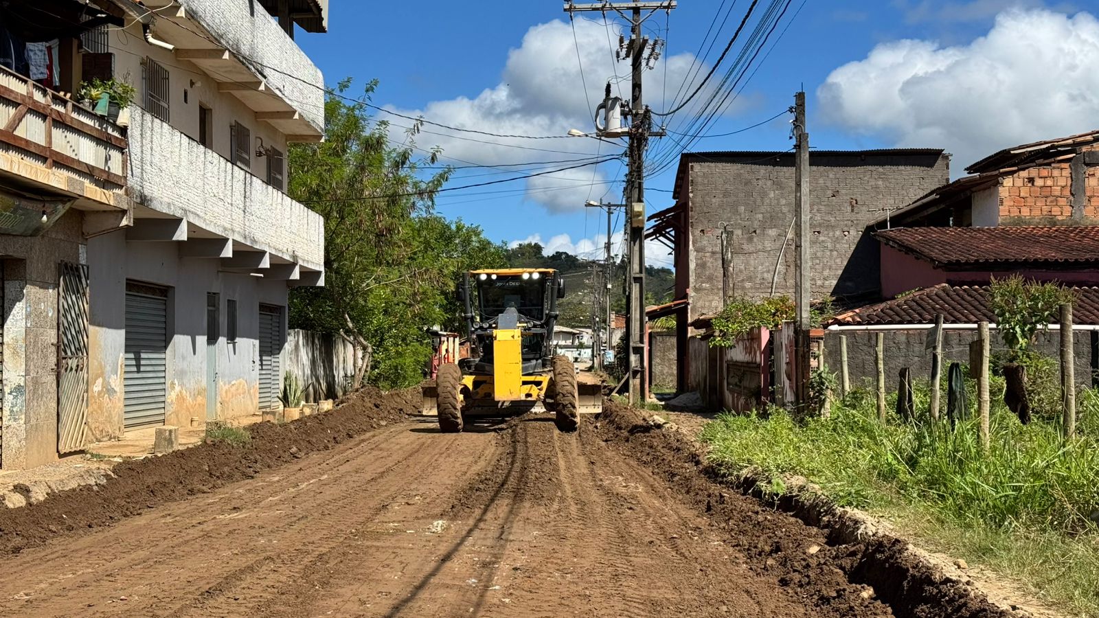 Prefeitura de Ilhéus realiza operação de melhoria viária na Ponta da Tulha