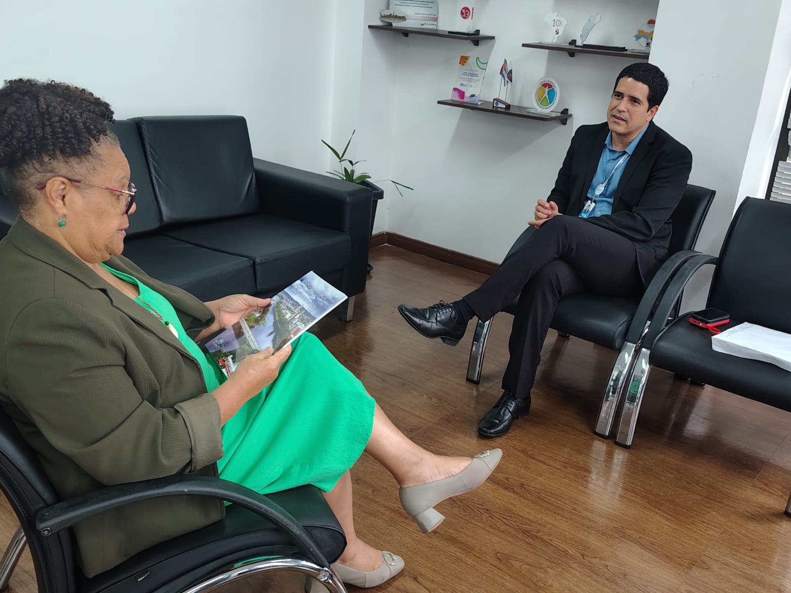 Presidente da EMASA visita a reitora da UFSB para estreitar relações com a comunidade acadêmica