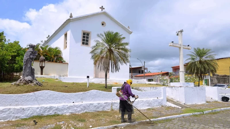 Prefeitura de Ilhéus intensifica serviços de roçagem em bairros e espaços públicos