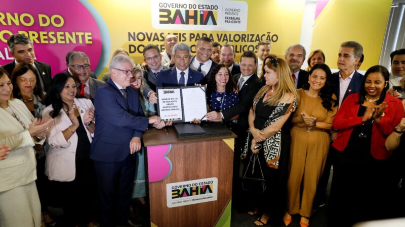 Governador Jerônimo Rodrigues sanciona leis com ganhos salariais para 45 mil servidores públicos da Bahia