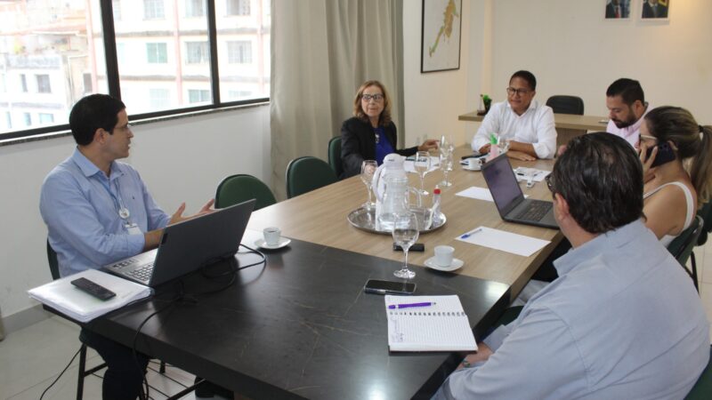 Presidente da EMASA apresenta dados do saneamento básico ao prefeito Augusto Castro e secretários